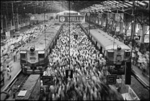 BombayChurch Gate es la estaci�n terminal de la l�nea occidental, que lleva a 2,7 millones de trabajadores a Bombay todos los d�as. Bombay, India, 1995.